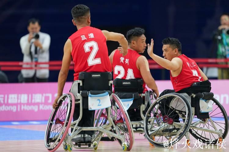广东轮椅篮球队夺冠 男子激动落泪 广东轮椅篮球队夺冠 男子激动落泪