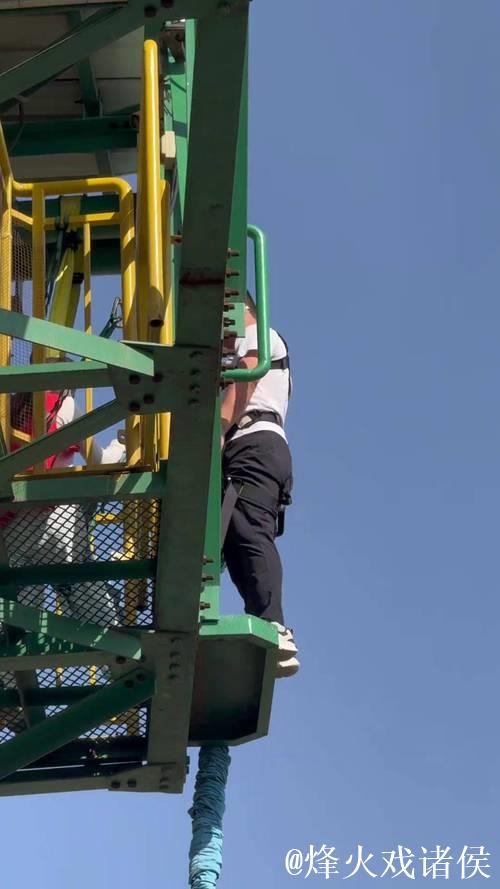 衡水野生动物园的极限高空蹦极让人心跳加速！